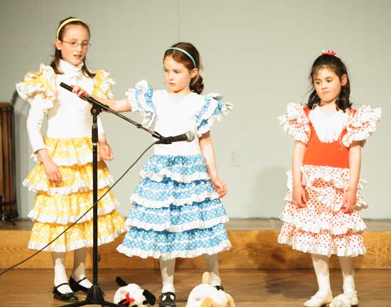 Sisters Melissa, Michelle, and Kathleen Mazzu sing a Spanish children's song.